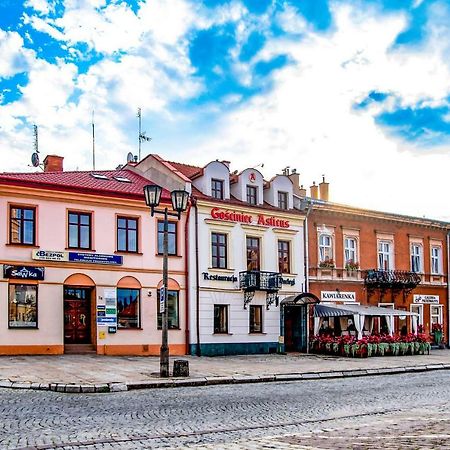 Gosciniec Asticus Bed & Breakfast Jaroslaw Bagian luar foto