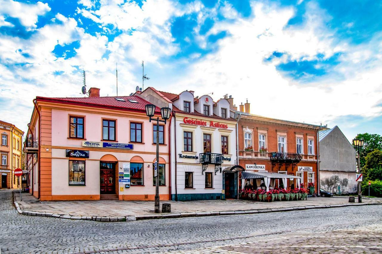 Gosciniec Asticus Bed & Breakfast Jaroslaw Bagian luar foto