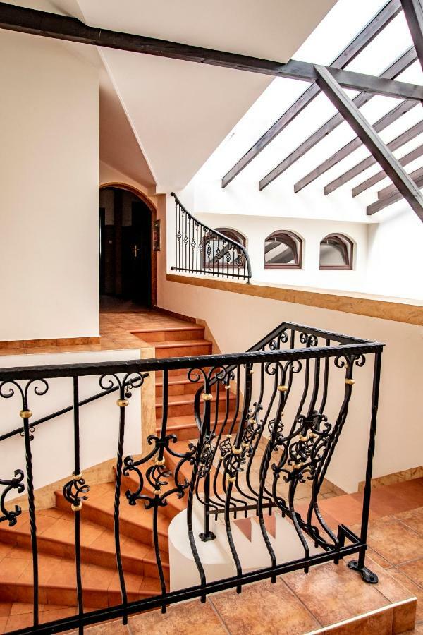 Gosciniec Asticus Bed & Breakfast Jaroslaw Bagian luar foto
