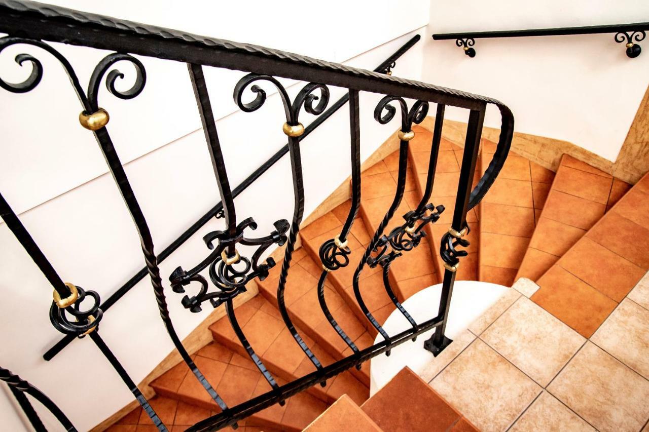 Gosciniec Asticus Bed & Breakfast Jaroslaw Bagian luar foto