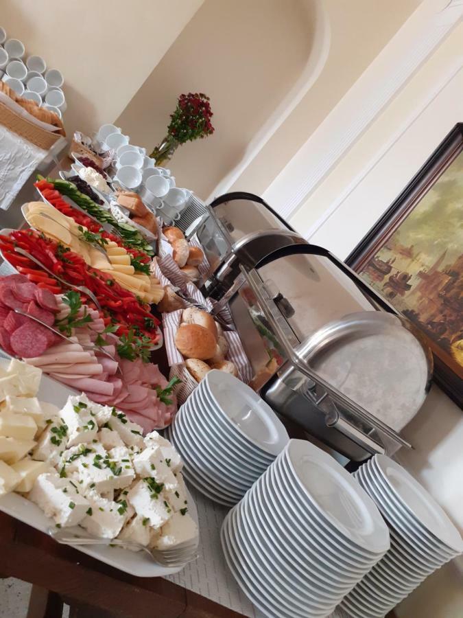Gosciniec Asticus Bed & Breakfast Jaroslaw Bagian luar foto