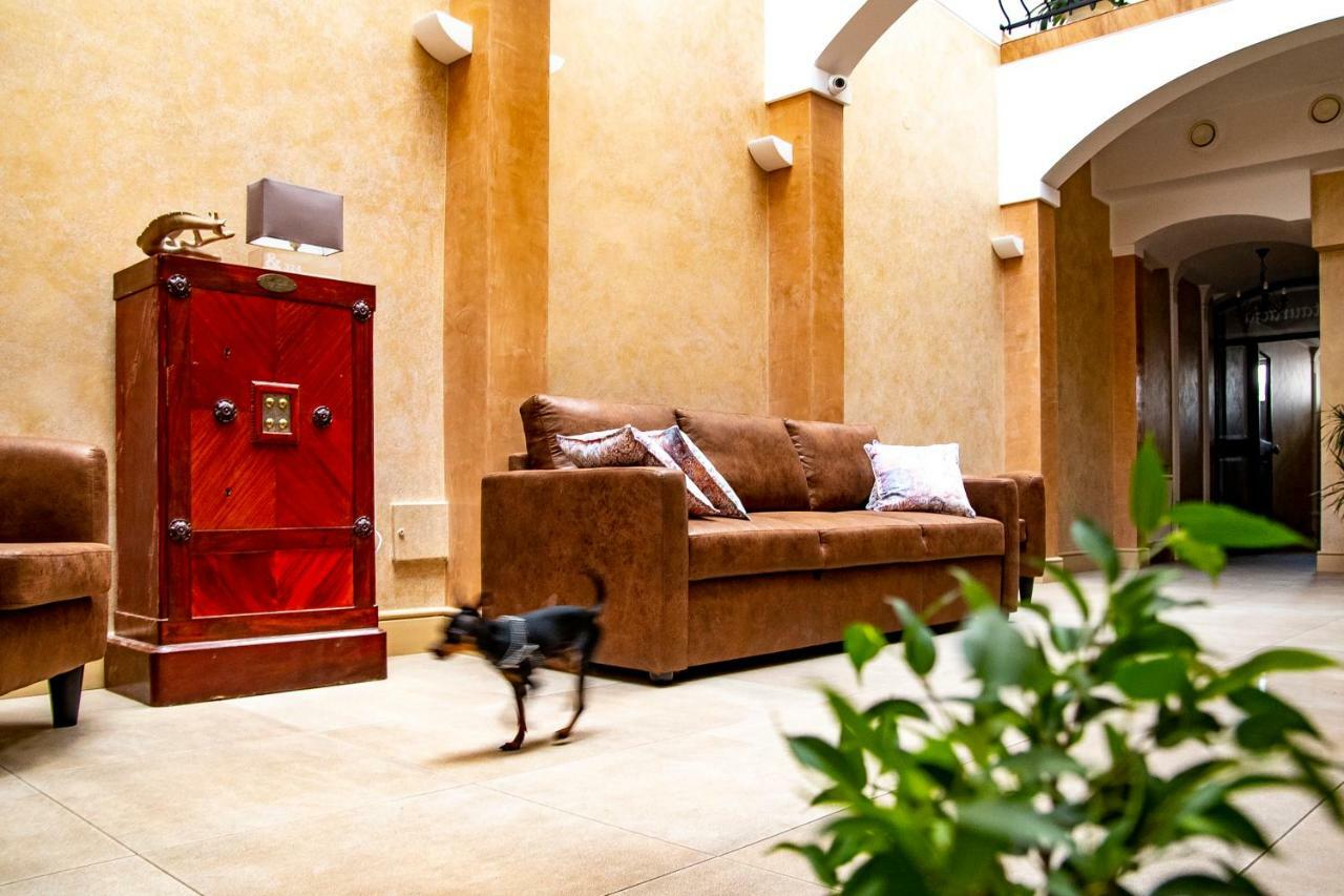 Gosciniec Asticus Bed & Breakfast Jaroslaw Bagian luar foto