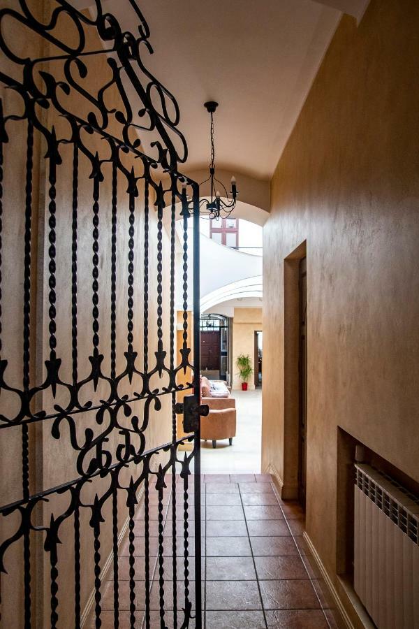 Gosciniec Asticus Bed & Breakfast Jaroslaw Bagian luar foto