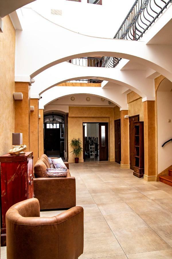 Gosciniec Asticus Bed & Breakfast Jaroslaw Bagian luar foto