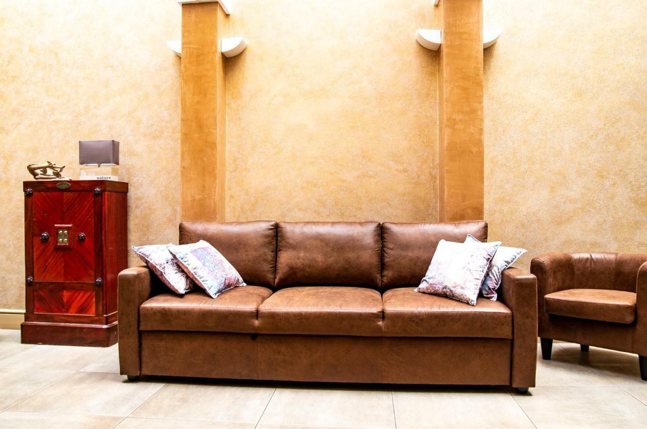 Gosciniec Asticus Bed & Breakfast Jaroslaw Bagian luar foto