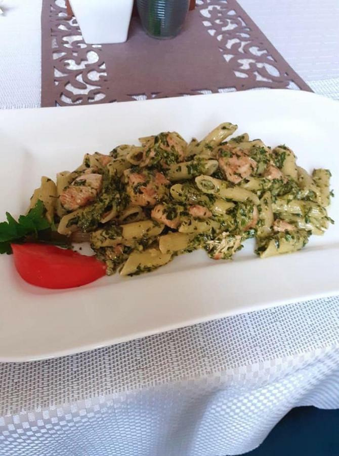 Gosciniec Asticus Bed & Breakfast Jaroslaw Bagian luar foto