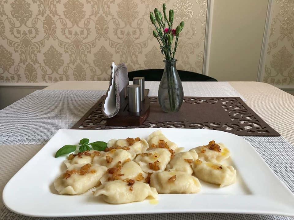 Gosciniec Asticus Bed & Breakfast Jaroslaw Bagian luar foto
